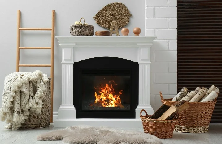 Kamin mit Feuer und Brennholz