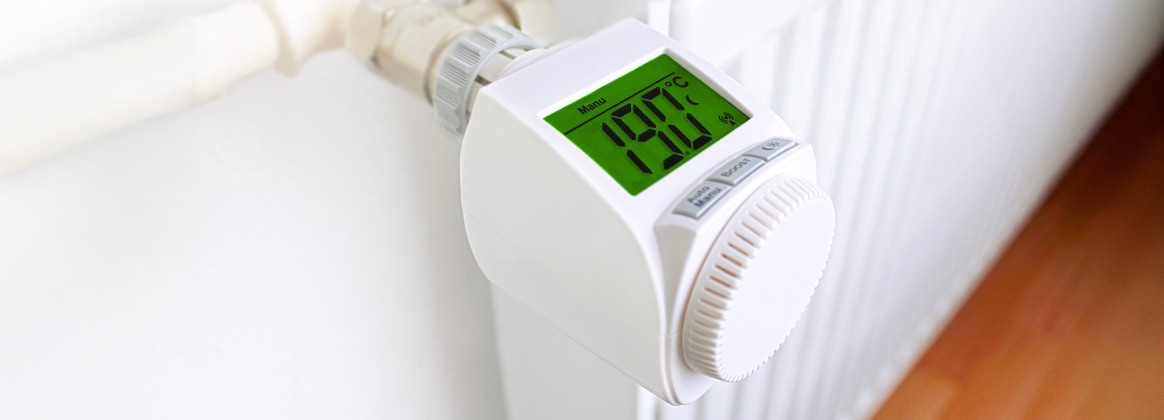 Weißer Heizkörper mit Thermostat