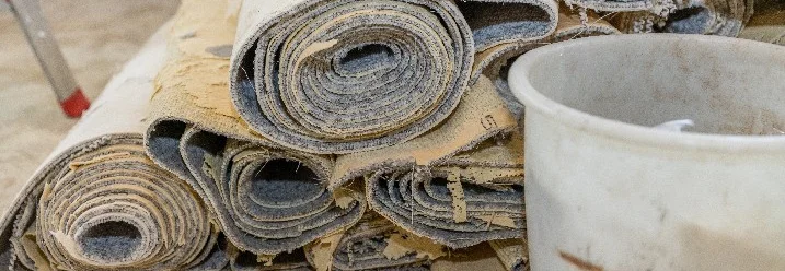 Gerollter, alter Teppichboden