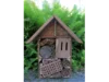Insektenhotel vor Farnen