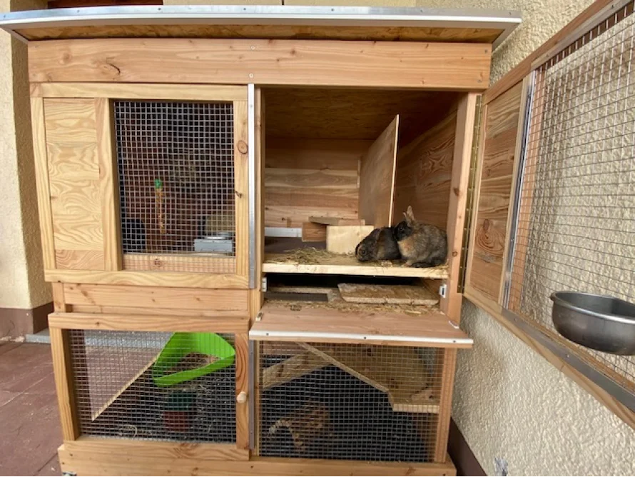 Doppelstöckiger Kaninchenstall aus Holz