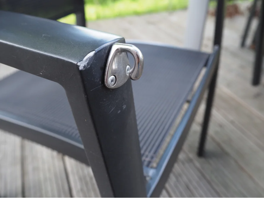 Metallverbindung an einem schwarzen Gartenstuhl