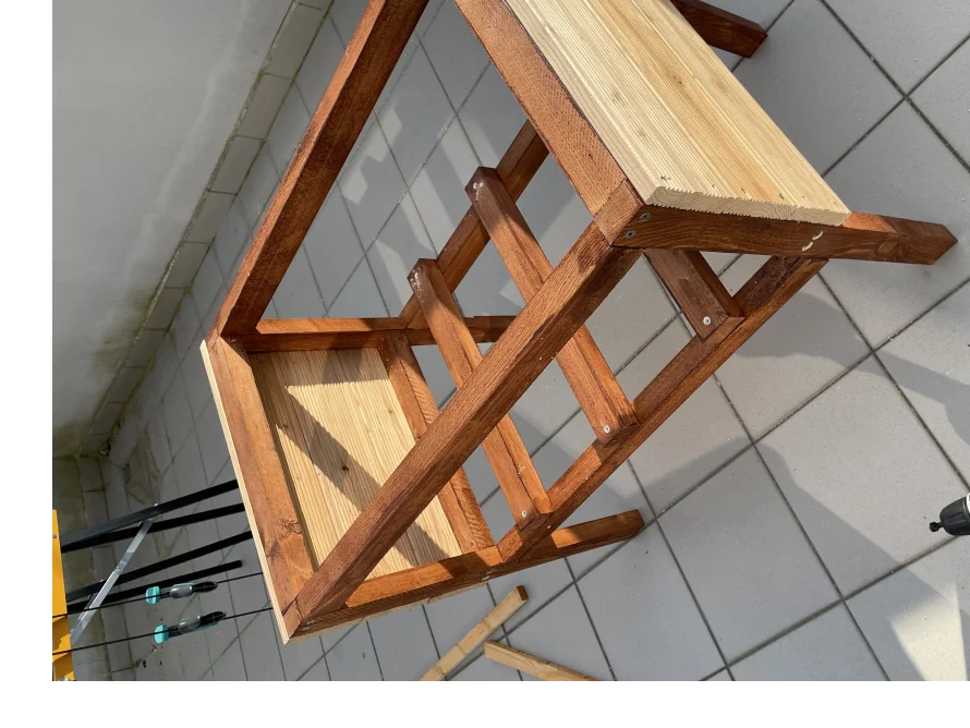 Holzgestell mit Stufen und Ablage