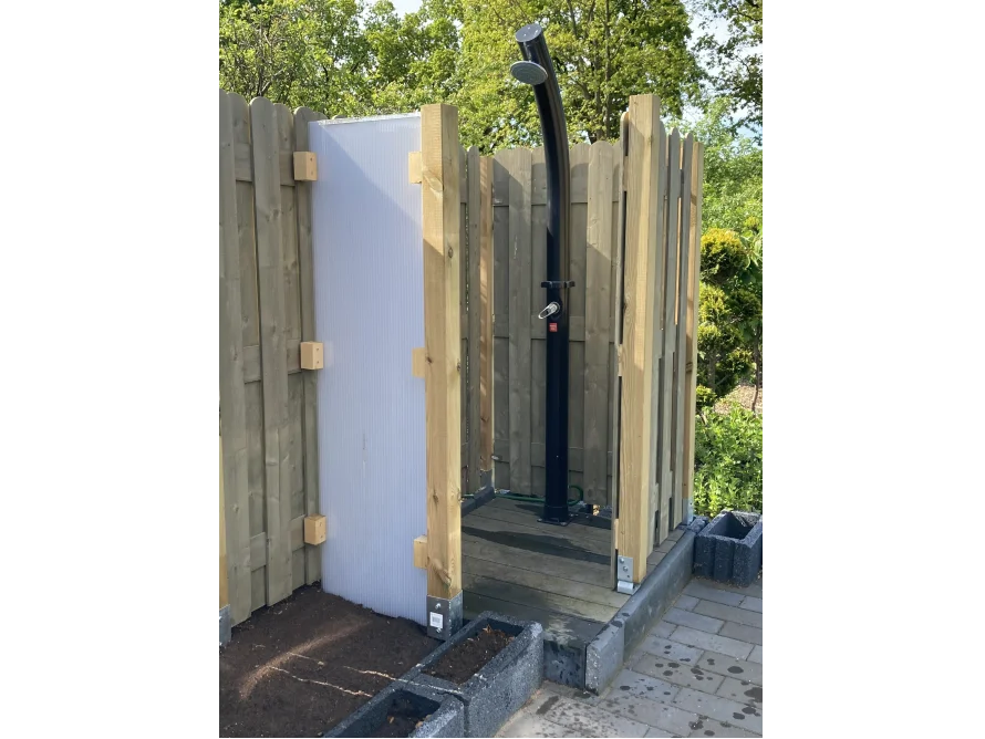 Gartendusche mit Sichtschutz an Holzzaun