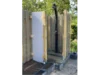 Gartendusche mit Sichtschutz an Holzzaun