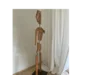 Holzstellage in menschenähnlicher Form