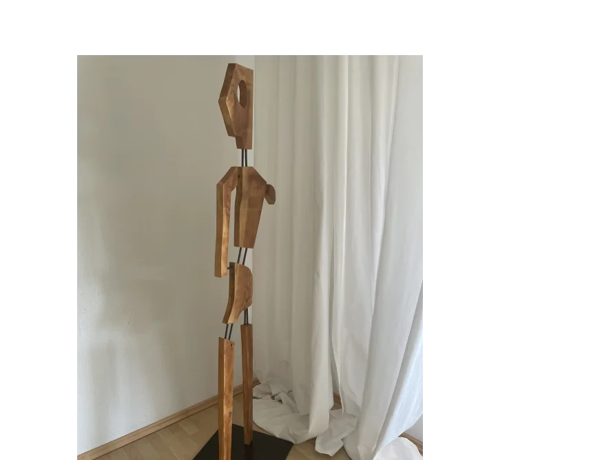 Holzstellage in menschenähnlicher Form