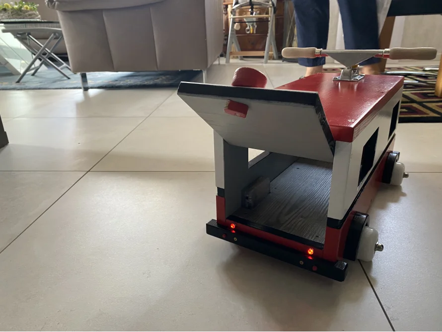 Spielzeugauto aus Holz mit offener Heckklappe