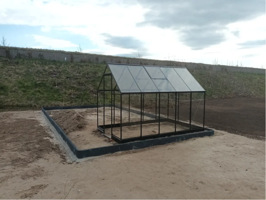 Aufbau eines Gewächshauses