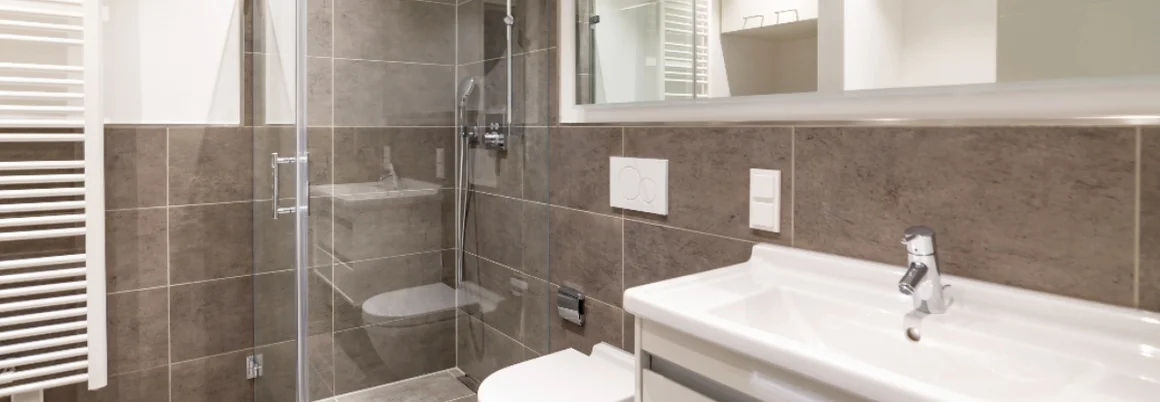 Modernes Badezimmer mit Dusche