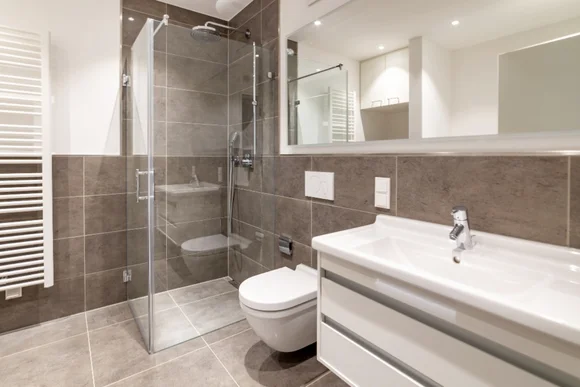 Modernes Badezimmer mit Dusche