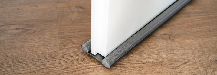 Graue Türdichtung an einer Tür