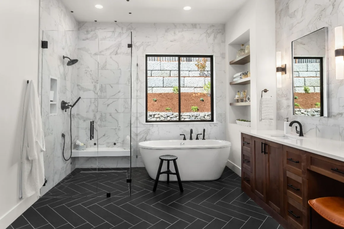 Modernes Badezimmer mit freistehender Badewanne