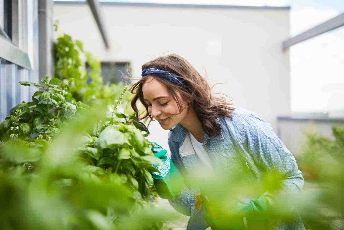 Frau bei Gartenarbeit