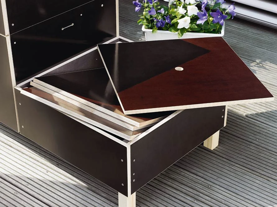 Offener Holzwürfel mit Holzplatten