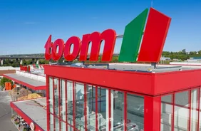 toom Baumarkt Logo auf Gebäude