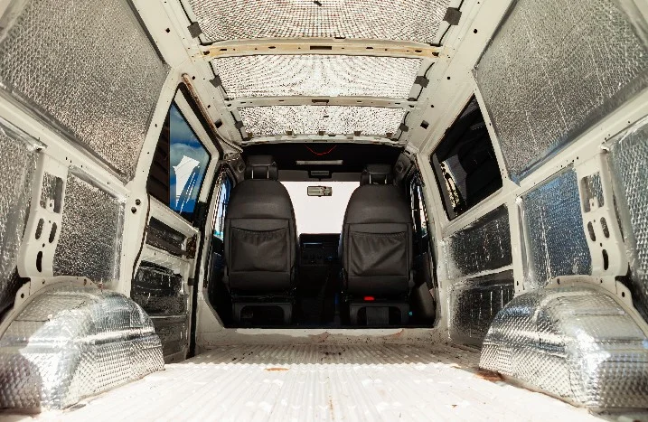 Innenraum eines Transporters mit Isoliermaterial.