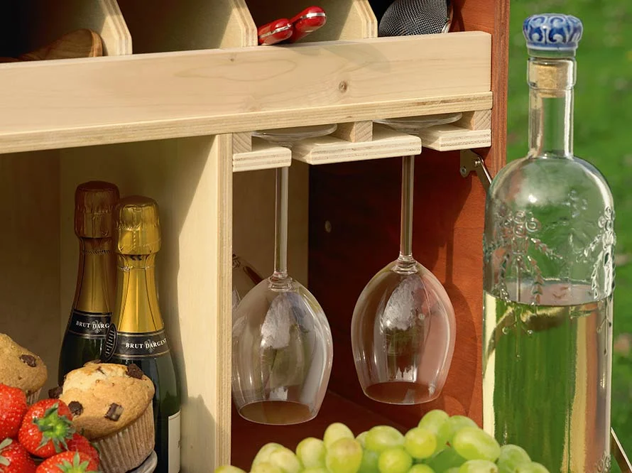 Holzregal mit Weingläsern und Getränken