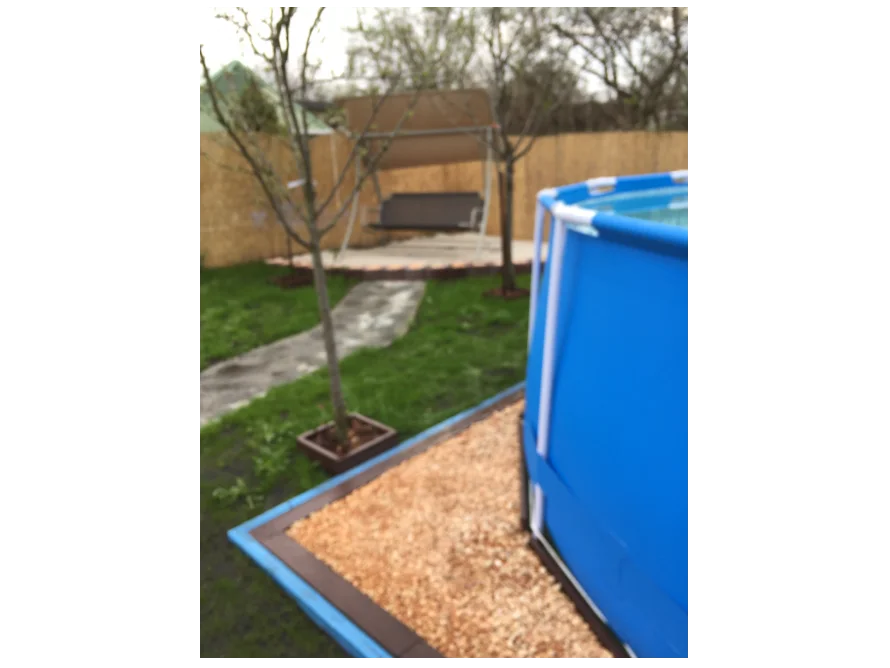 Pool im Garten mit Schaukel