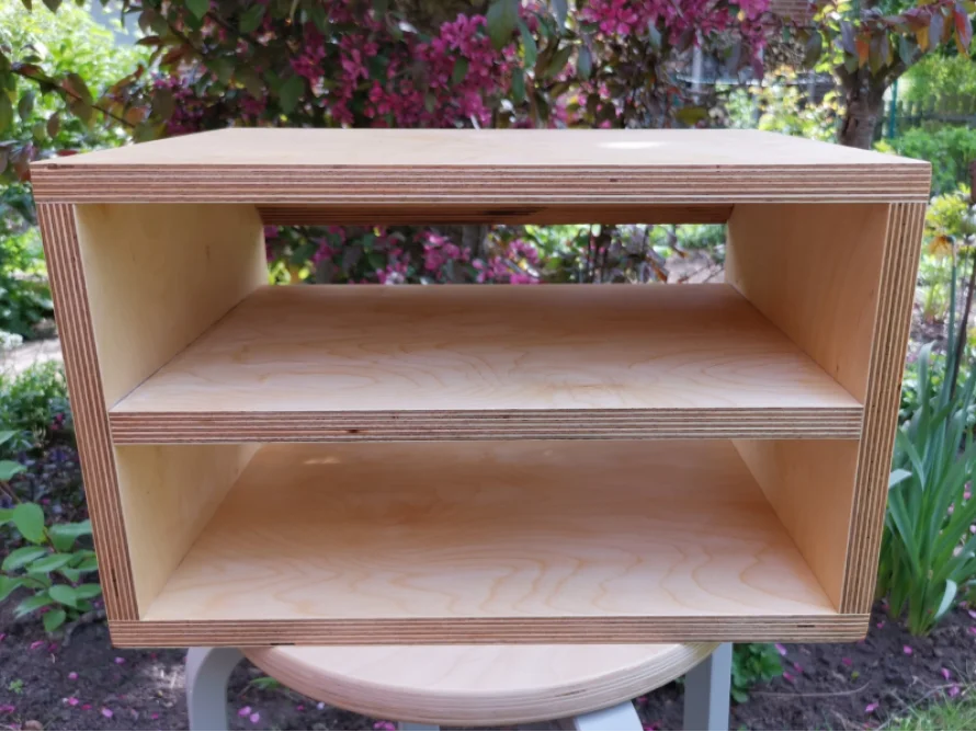 Holzregal mit zwei Ebenen