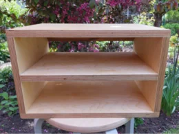 Holzregal mit zwei Ebenen