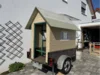 Unfertiges Gartenhaus auf einem Anhänger