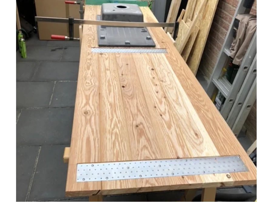 Holzplatte mit Zwingen