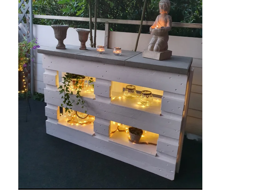 Rustikale Palettenbar mit Dekoelementen