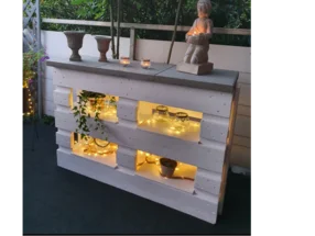 Rustikale Palettenbar mit Dekoelementen