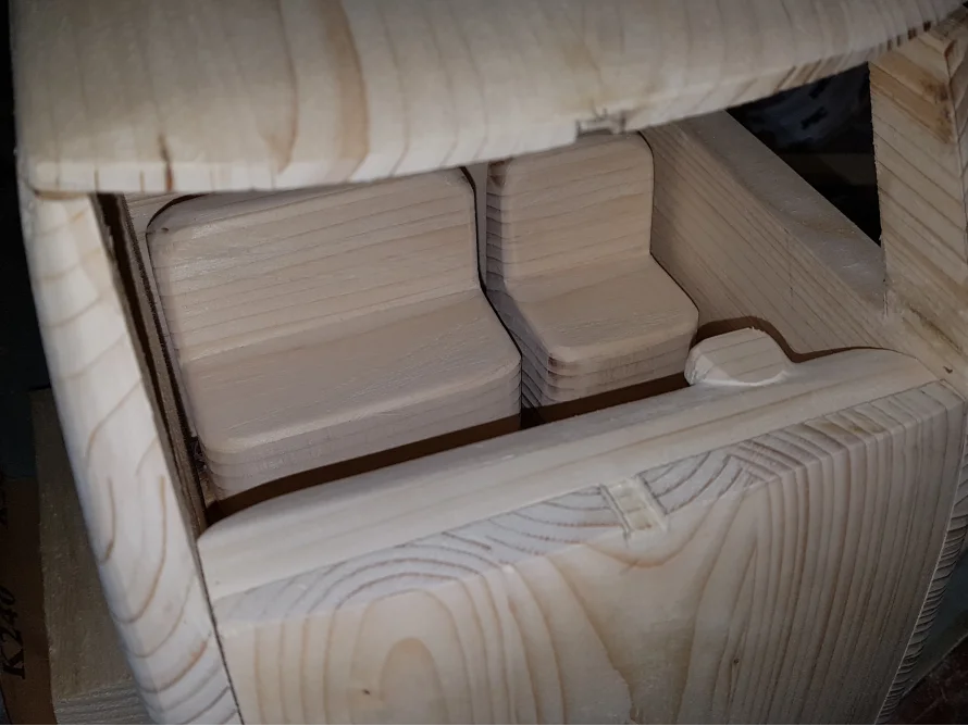 Innenraum eines Spielzeugautos aus Holz