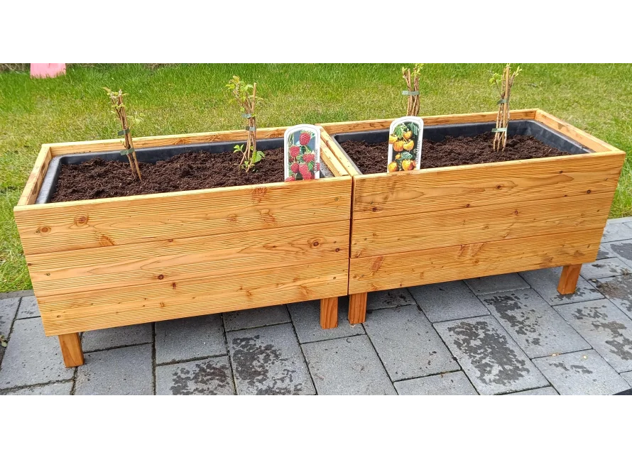 Zwei Hochbeete aus Holz