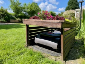 Roboter-Rasenmäher unter einem Schutzdach