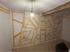 Wand mit Klebeband abgeklebt