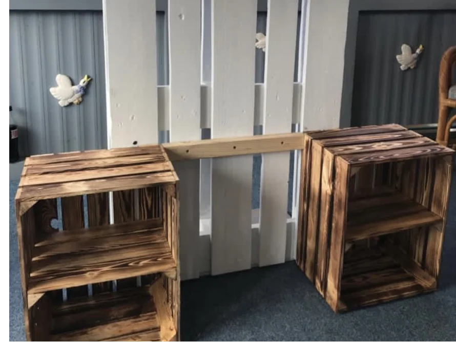 Bettgestell aus Palettenholz mit Nachtkonsolen