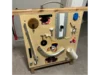 Ein Busyboard aus Holz mit verschiedenen Elementen.