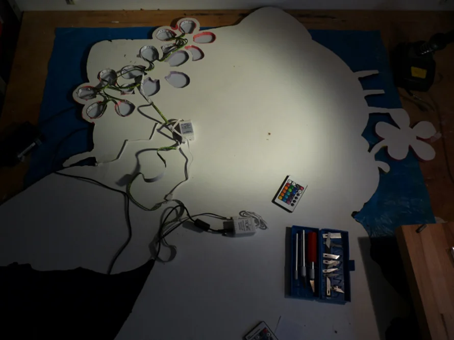 LED-Beleuchtung mit Werkzeug und Kabeln