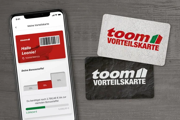 Digitale und physische Kundenkarte auf Holztisch