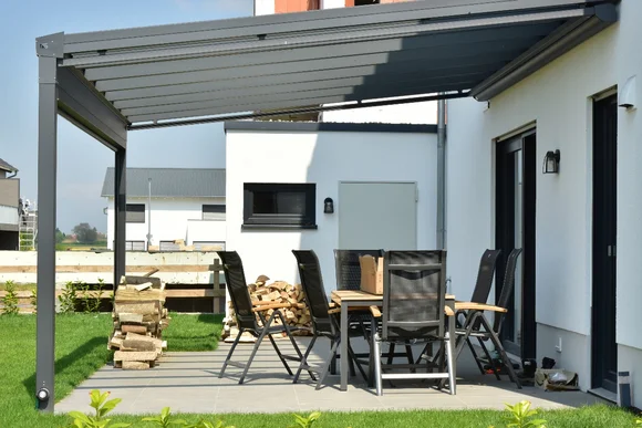 Moderne Terrassenüberdachung mit Gartenmöbeln