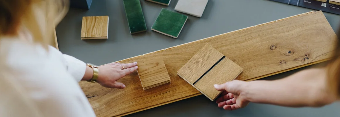 Hände wählen Holzmuster