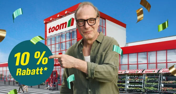 Person vor einem Baumarkt zeigt auf ein Schild mit 10% Rabatt.