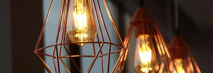 Drei kupferne geometrische Lampenschirme