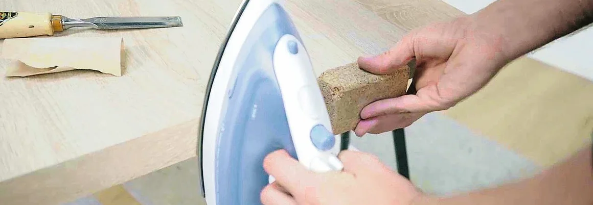 Person bearbeitet Holz mit Bügeleisen