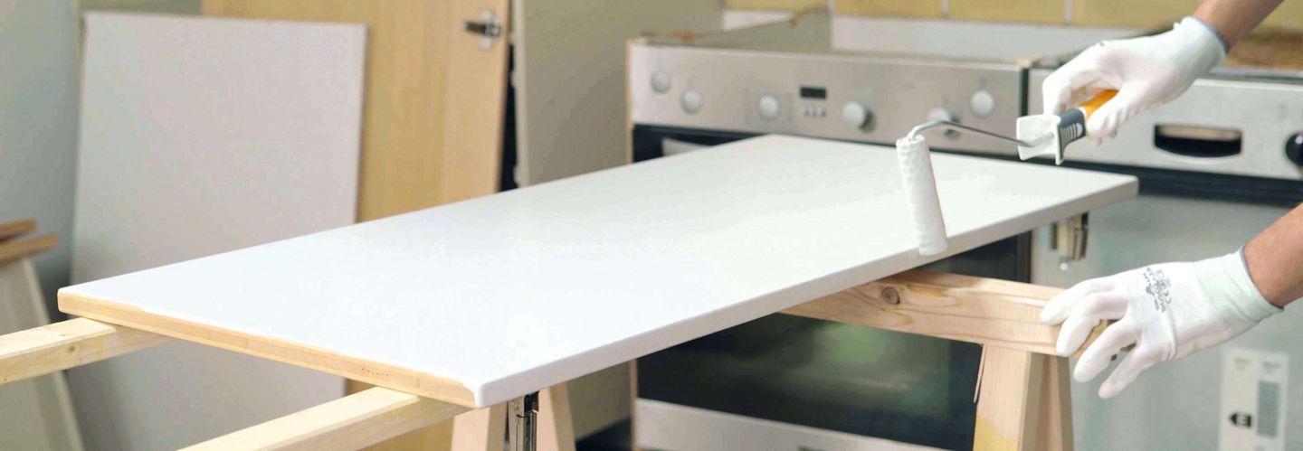 Eine ausgebaute Küchenfront wird in Weiß gestrichen.