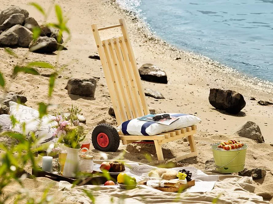 Holzstrandwagen am Strand mit Picknick