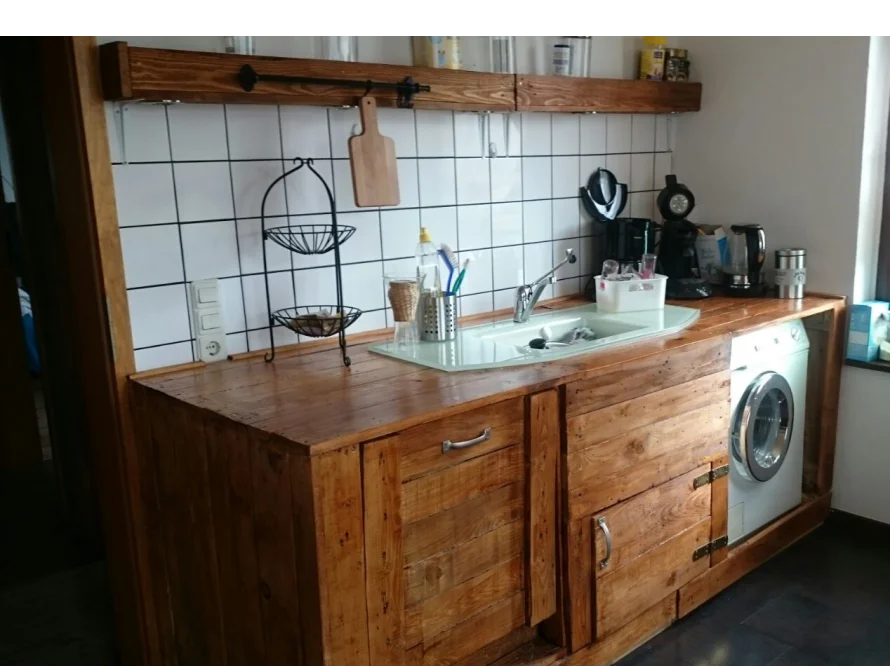 Rustikale Küchenzeile aus Holz mit Waschmaschine