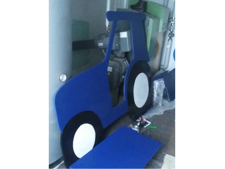 Blaues Spielzeug Traktor aus Holz