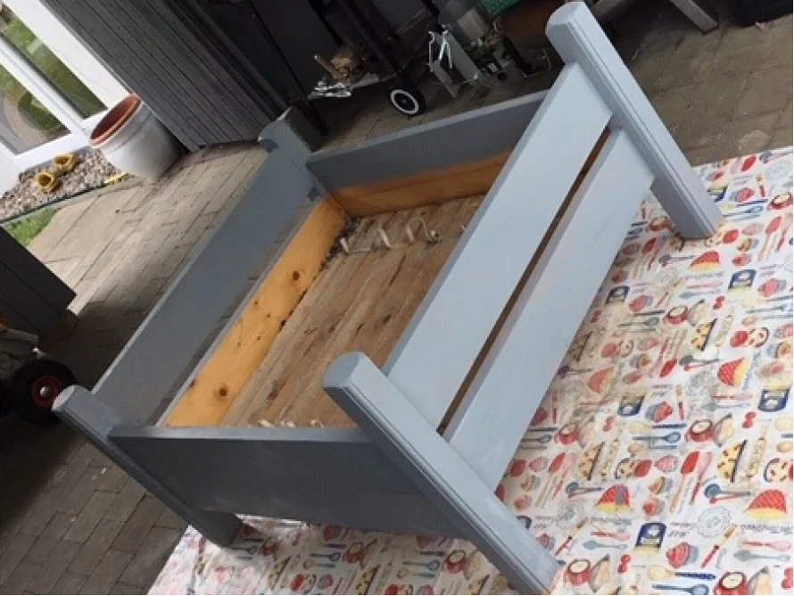 Graues Holzgestell für Hochbeet