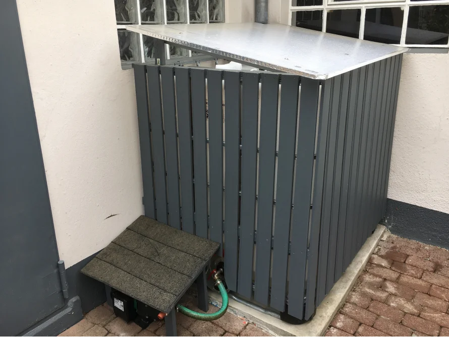 Grauer Verschlag aus Holz mit Flachdach