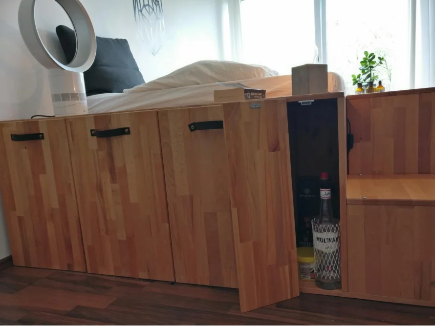 Holzbett mit offenen Fächern