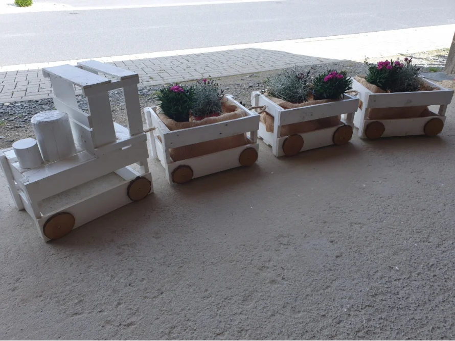 Blumentopfzug aus Holz